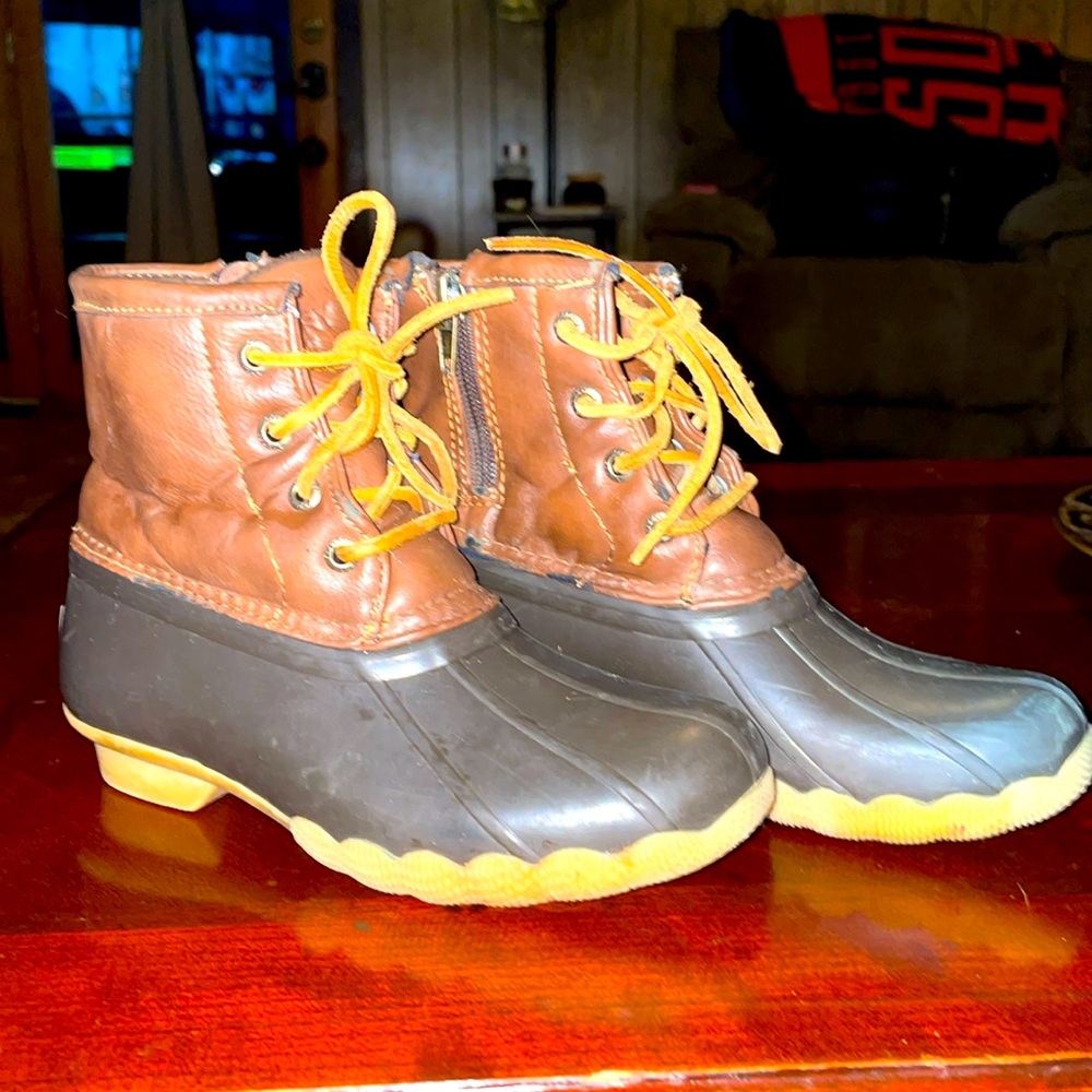 Girls/Toddler size 13! Super cute saltwater duck boot!!!
